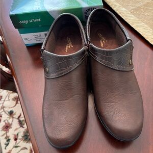 Easy Street Wonen’s shoes sz 9 1/2 medium. Like New!